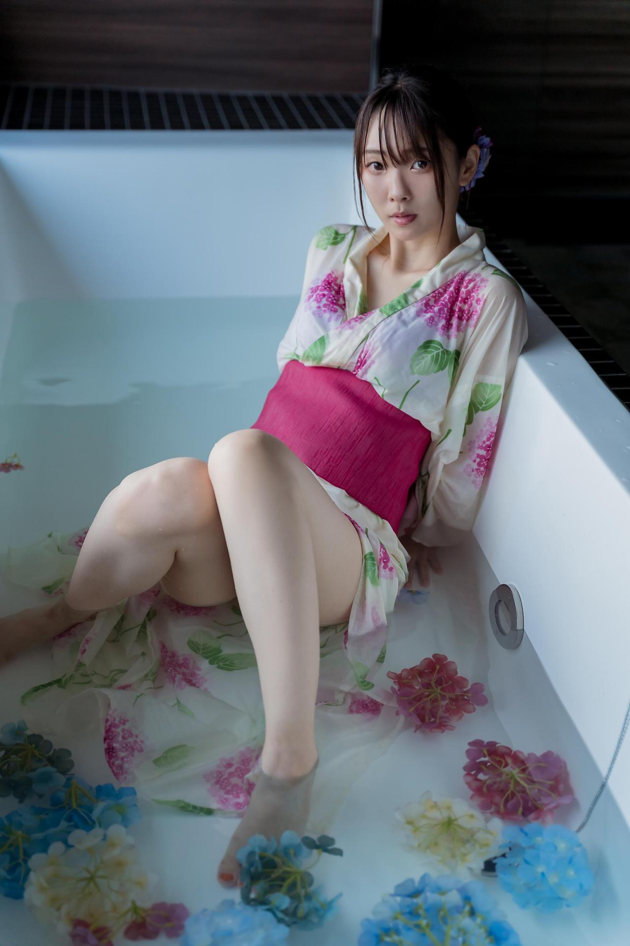 Mitsuki Goronzoku ゴロン族美月, フェチグラビア写真集 「Translucent」 Set.03 No.08559b