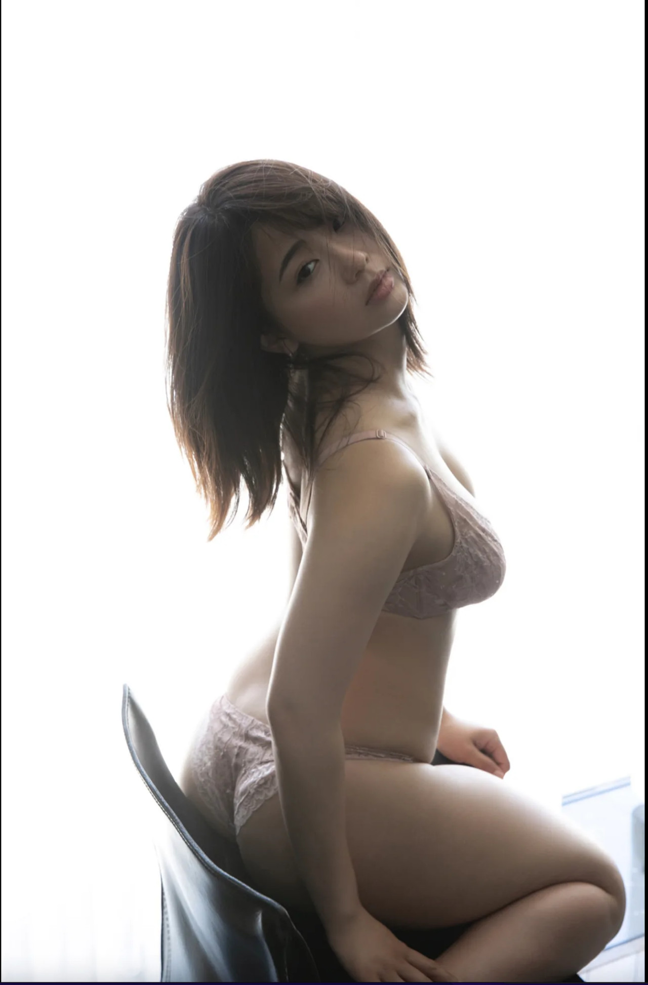 Natsumi Hirajima 平嶋夏海, ＦＲＩＤＡＹデジタル写真集 「甘い密会－ベッドの上で－」 Set.02