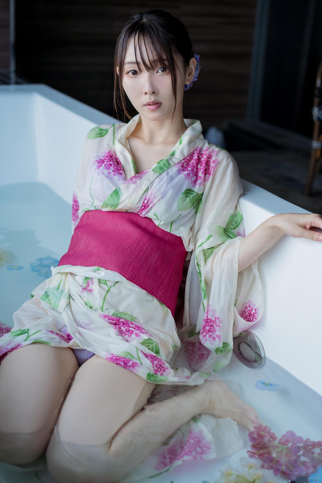 Mitsuki Goronzoku ゴロン族美月, フェチグラビア写真集 「Translucent」 Set.03 No.08559b