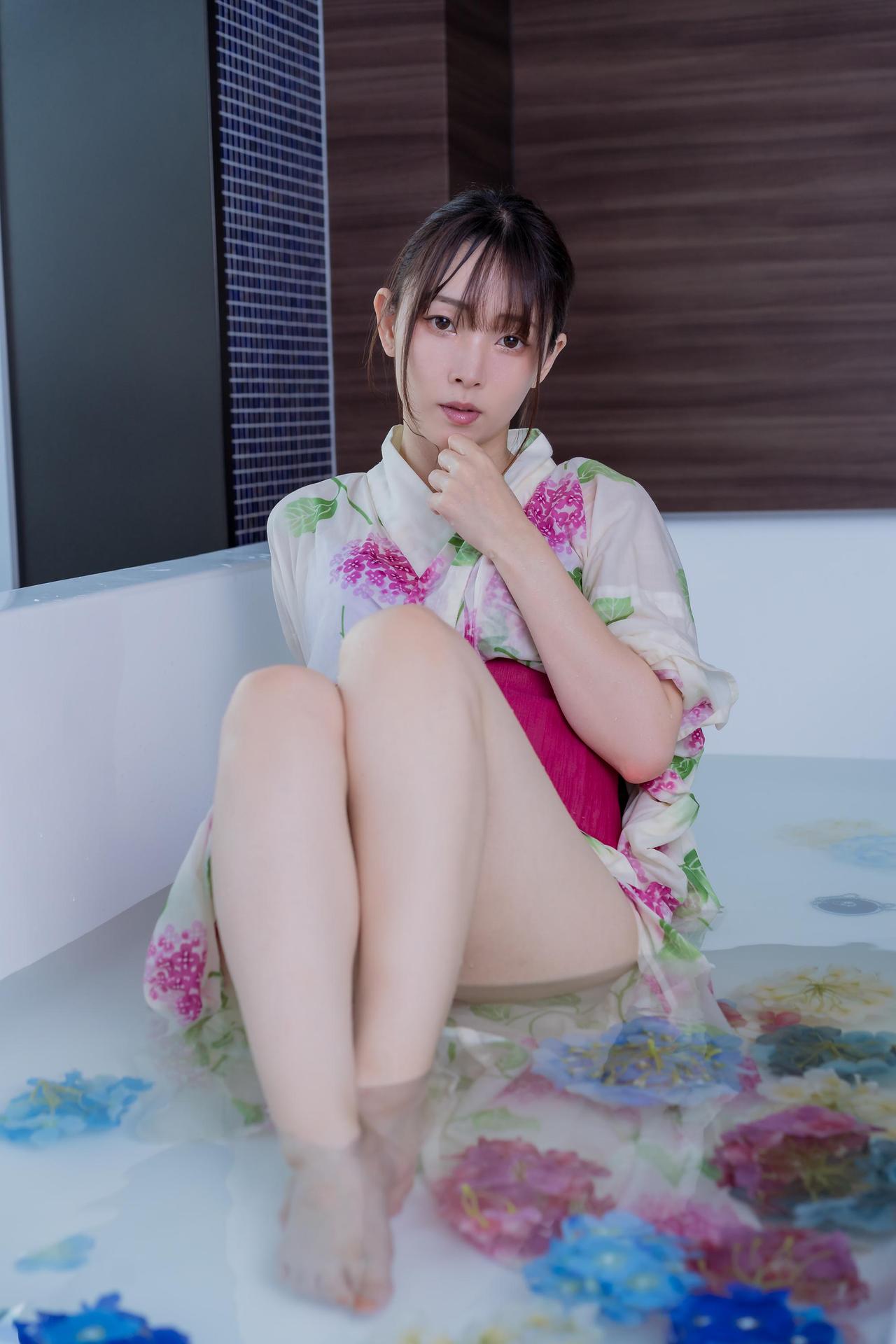 Mitsuki Goronzoku ゴロン族美月, フェチグラビア写真集 「Translucent」 Set.03 No.08559b