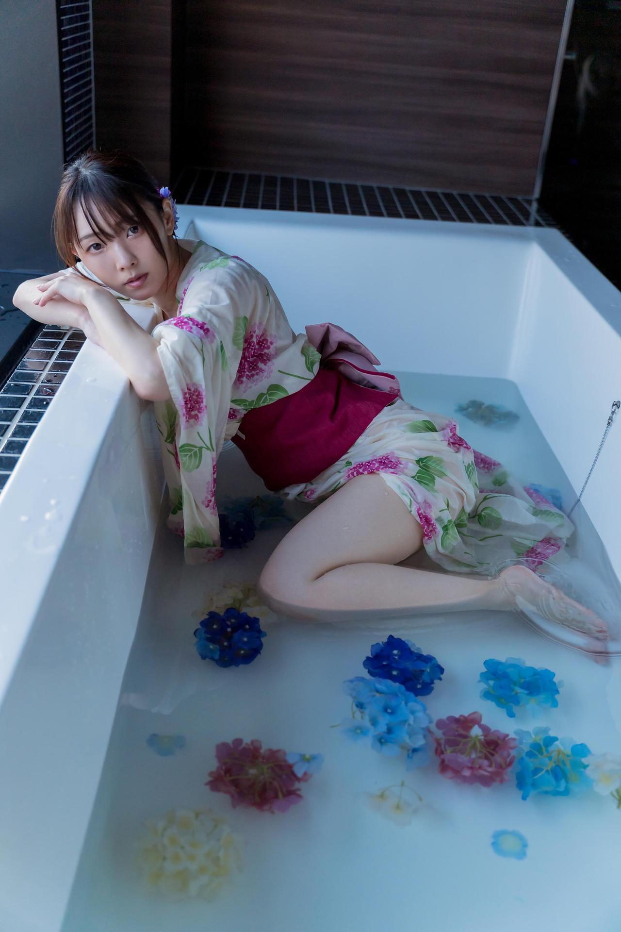 Mitsuki Goronzoku ゴロン族美月, フェチグラビア写真集 「Translucent」 Set.03 No.08559b