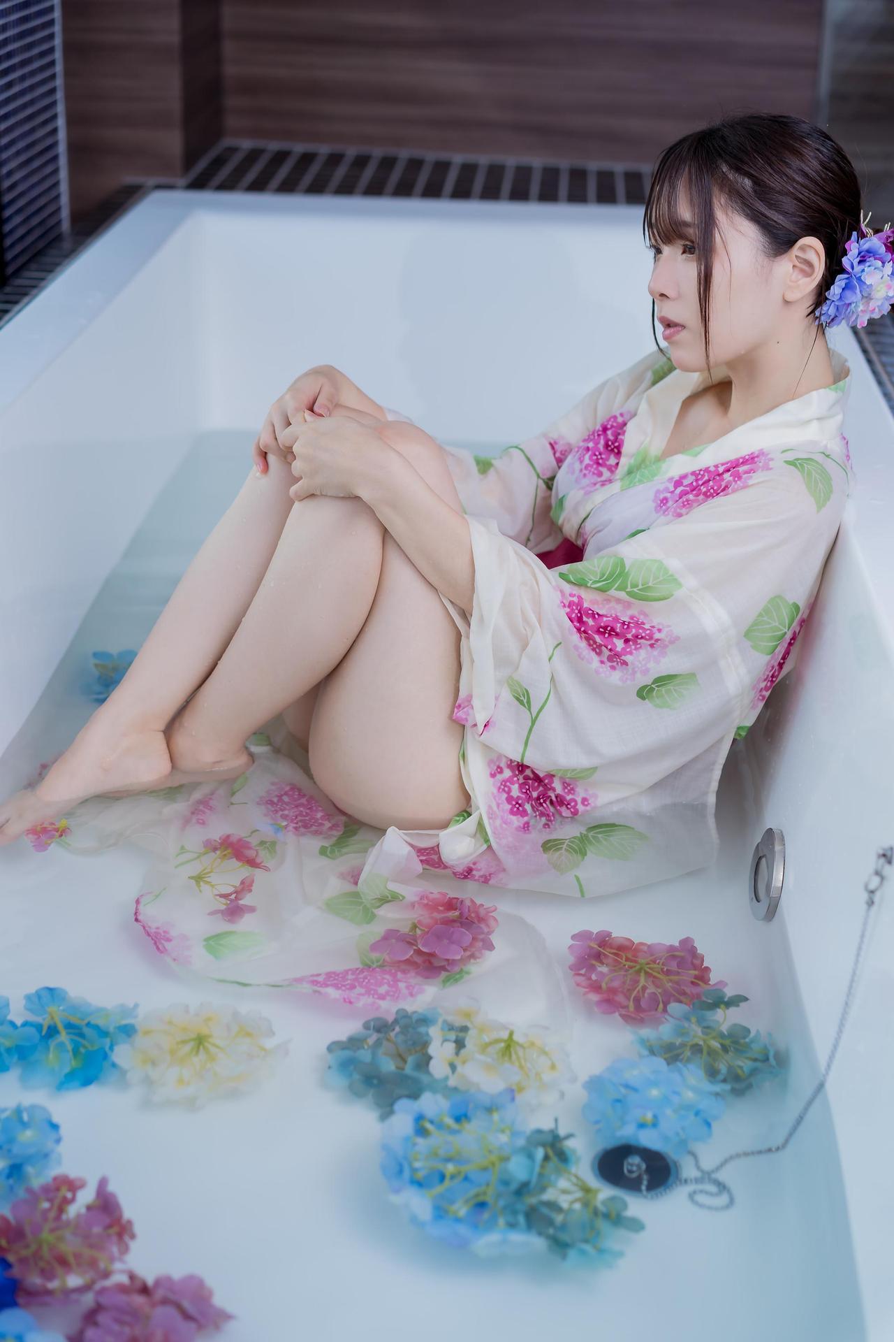 Mitsuki Goronzoku ゴロン族美月, フェチグラビア写真集 「Translucent」 Set.03 No.08559b