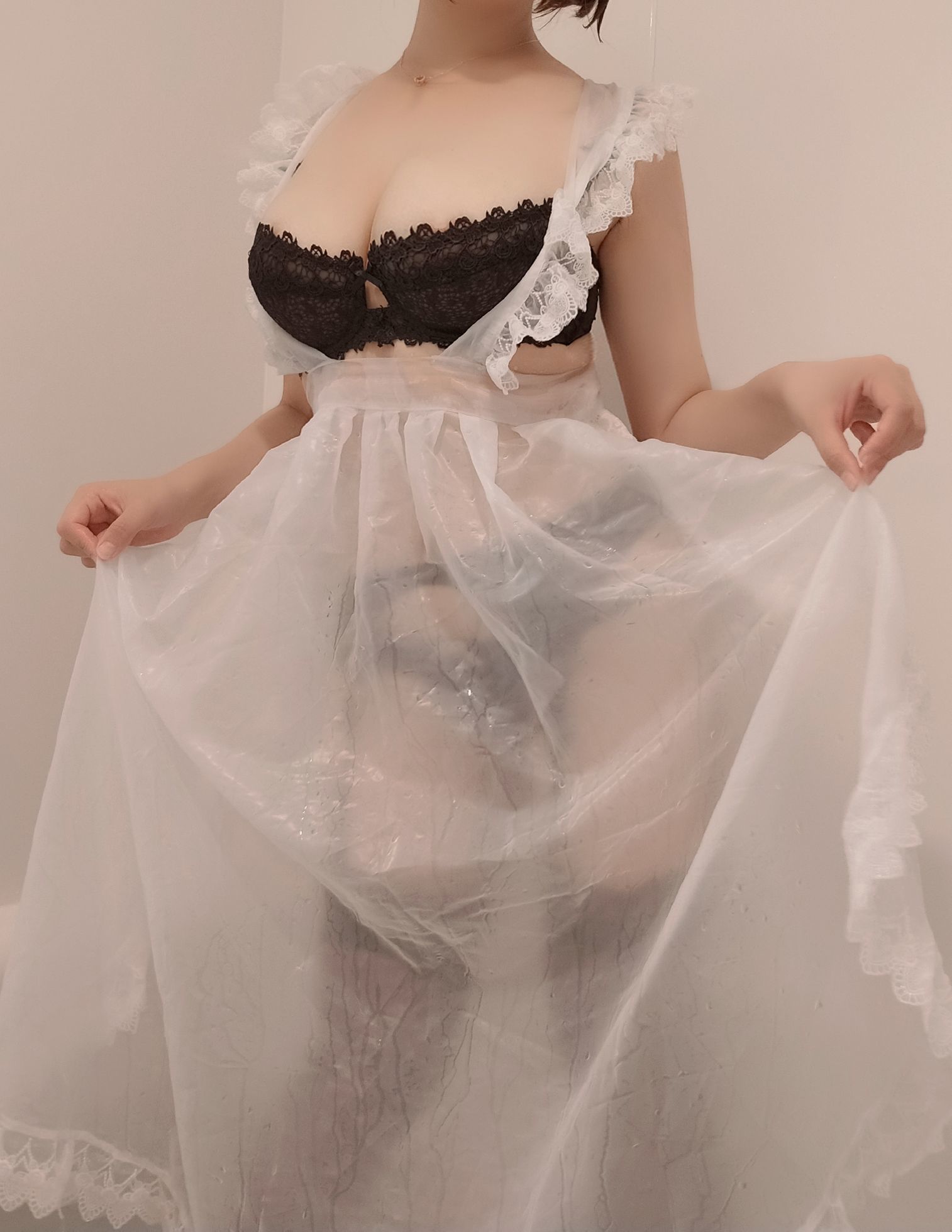 Coser model Miido Miido "Bathtub Black Lingerie White Apron"