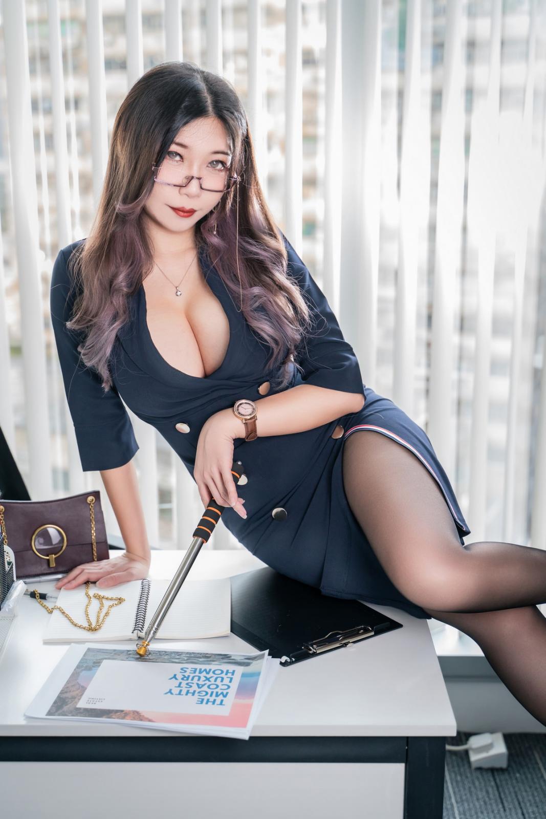 网络美女小琪-Aki办公室CEO主题半脱制服露性感红色蕾丝内衣配黑丝袜诱惑写真