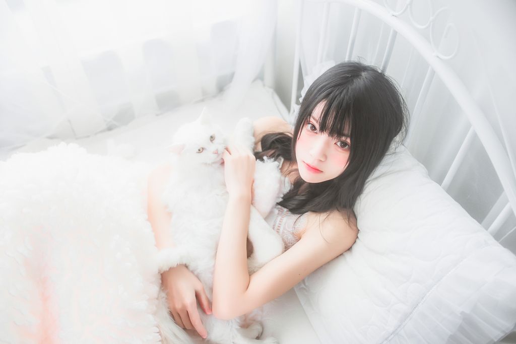 Coser @ 桜 桃 喵 Vol.014 冬眠 2018 系列 - 纯白 私房 (46 photos)