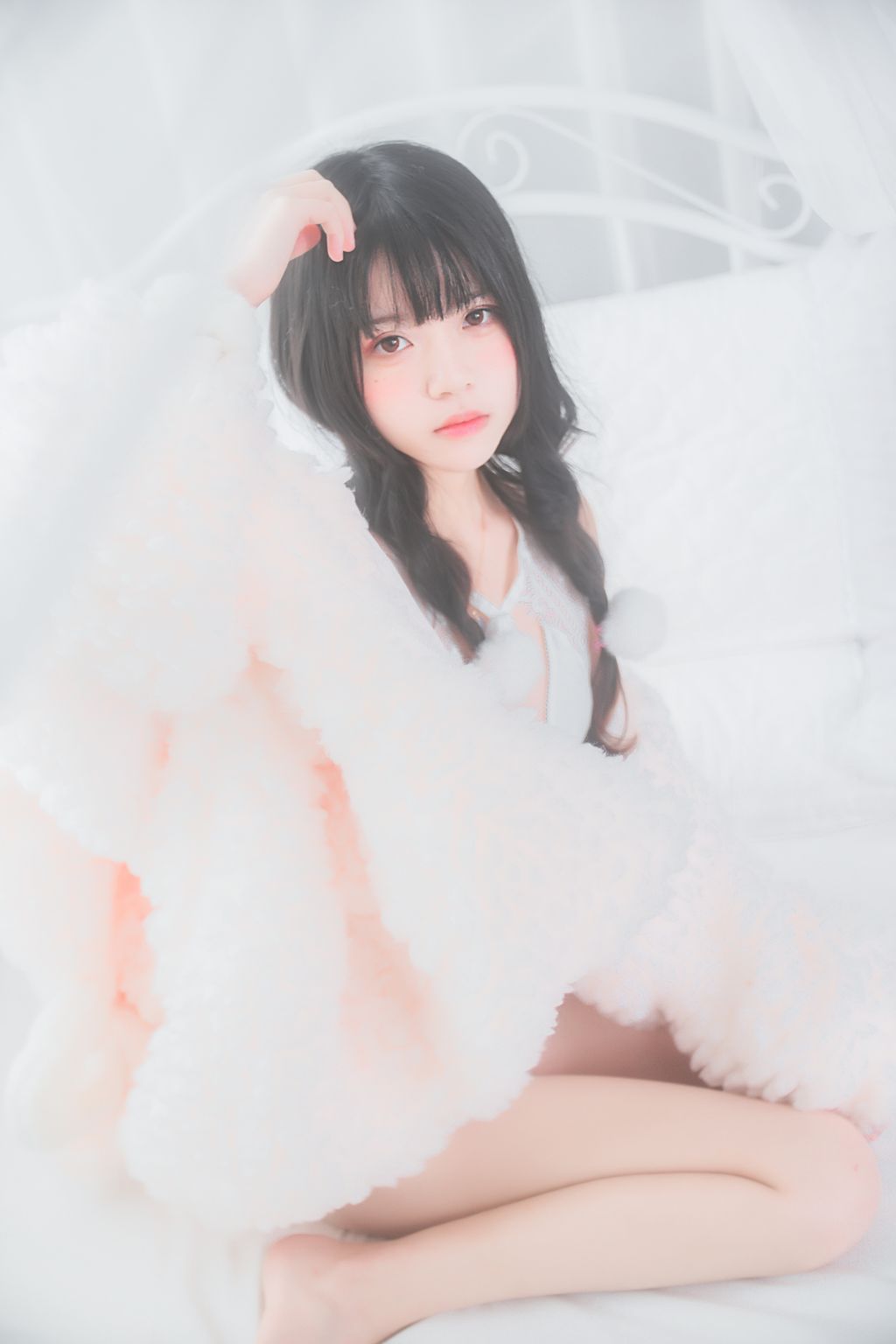 Coser @ 桜 桃 喵 Vol.014 冬眠 2018 系列 - 纯白 私房 (46 photos)