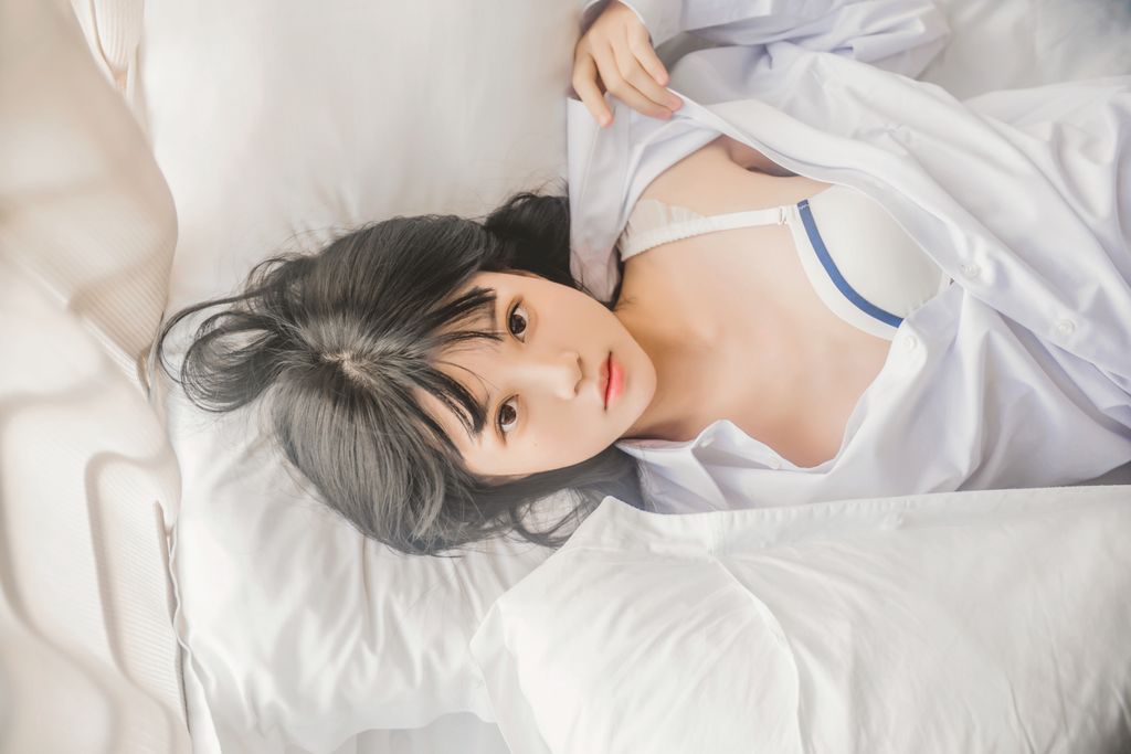 Coser @ 桜 桃 喵 Vol.072 白 衬衫 散发