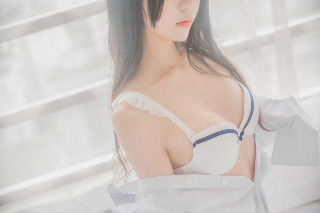 Coser @ 桜 桃 喵 Vol.072 白 衬衫 散发