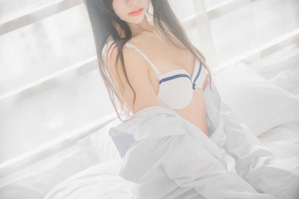 Coser @ 桜 桃 喵 Vol.072 白 衬衫 散发