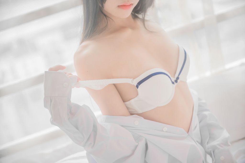 Coser @ 桜 桃 喵 Vol.072 白 衬衫 散发