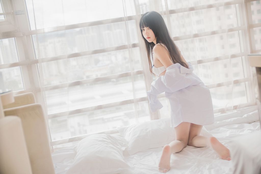 Coser @ 桜 桃 喵 Vol.072 白 衬衫 散发