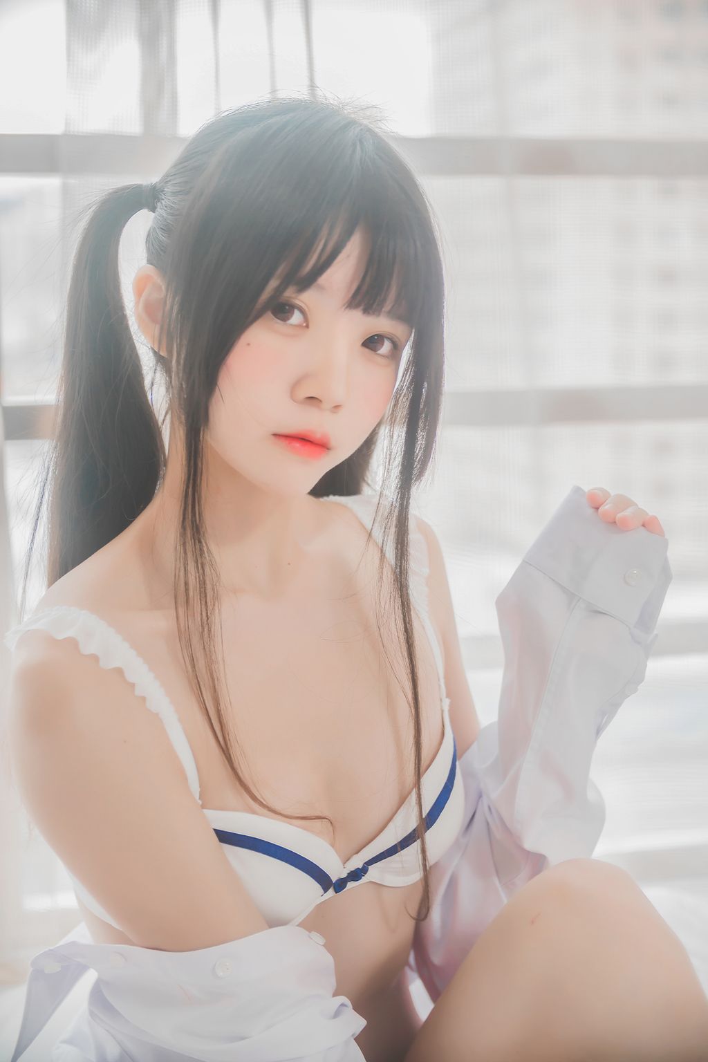 Coser @ 桜 桃 喵 Vol.073 白 衬衫 双 马尾