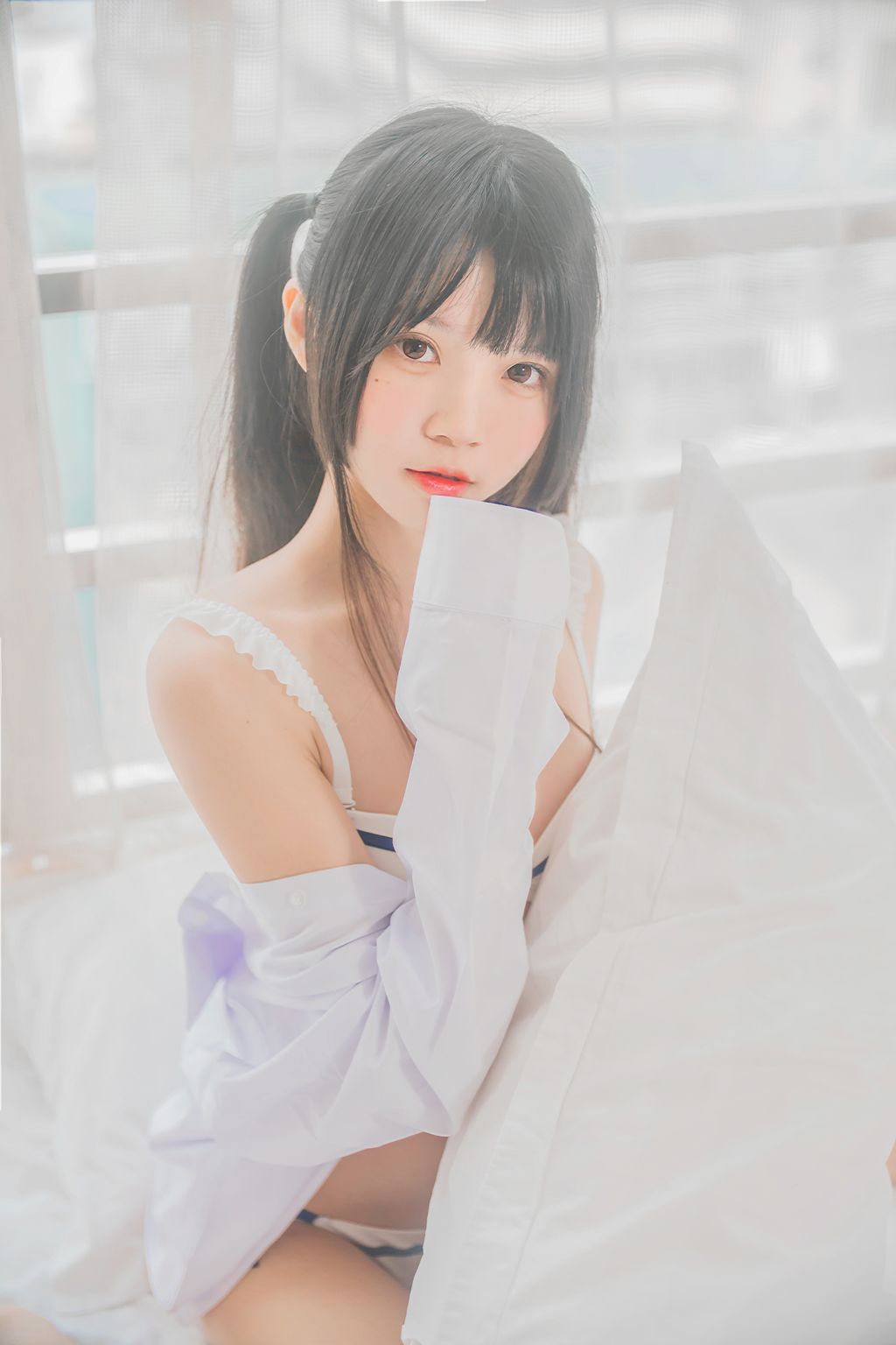 Coser @ 桜 桃 喵 Vol.073 白 衬衫 双 马尾