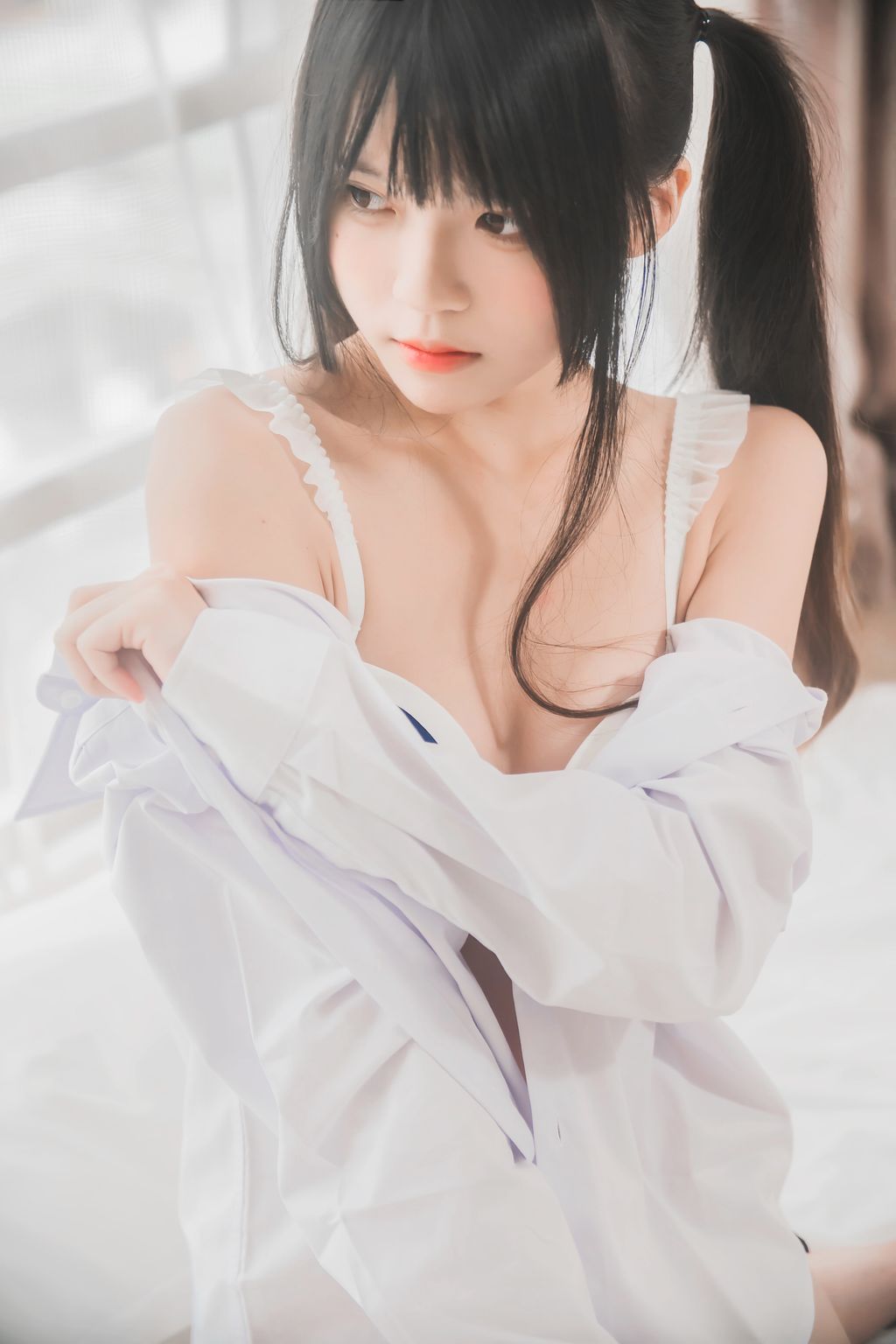 Coser @ 桜 桃 喵 Vol.073 白 衬衫 双 马尾