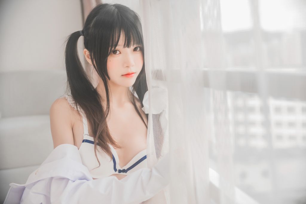 Coser @ 桜 桃 喵 Vol.073 白 衬衫 双 马尾