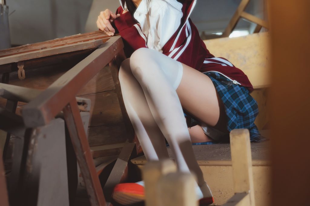 Coser @ 桜 桃 喵 Vol.086 桜 桃 未熟 3 废弃 教室 (38 photos)