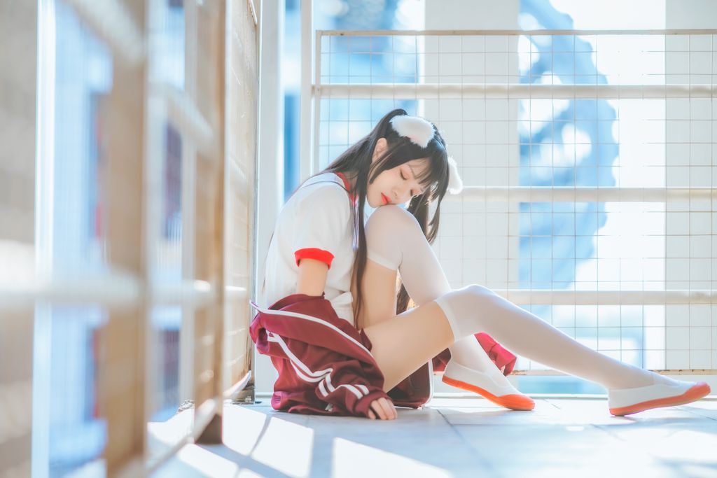 Coser @ 桜 桃 喵 Vol.091 红色 体操服 (44 photos)