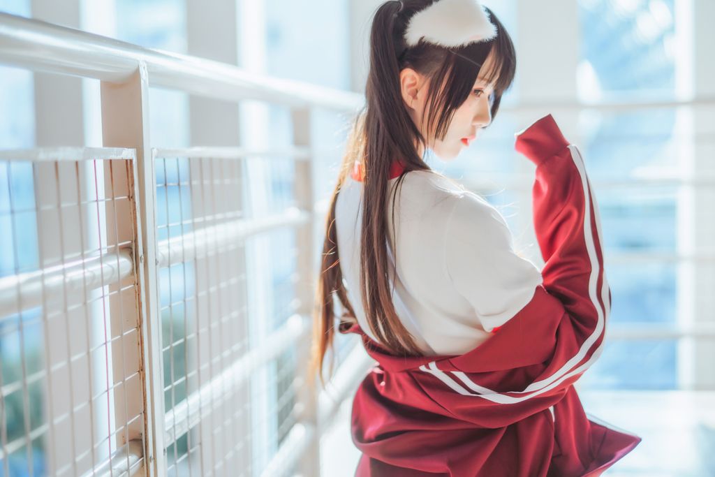 Coser @ 桜 桃 喵 Vol.091 红色 体操服 (44 photos)