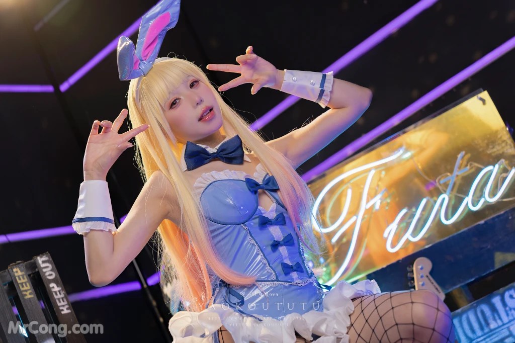 Coser@黏黏团子兔 喜多川兔女郎&Be My Poi (70 photos )