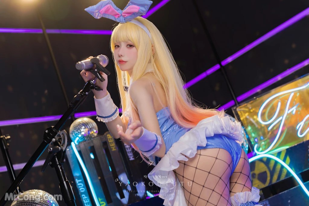 Coser@黏黏团子兔 喜多川兔女郎&Be My Poi (70 photos )