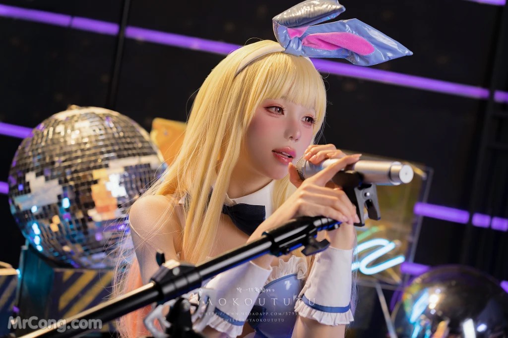 Coser@黏黏团子兔 喜多川兔女郎&Be My Poi (70 photos )