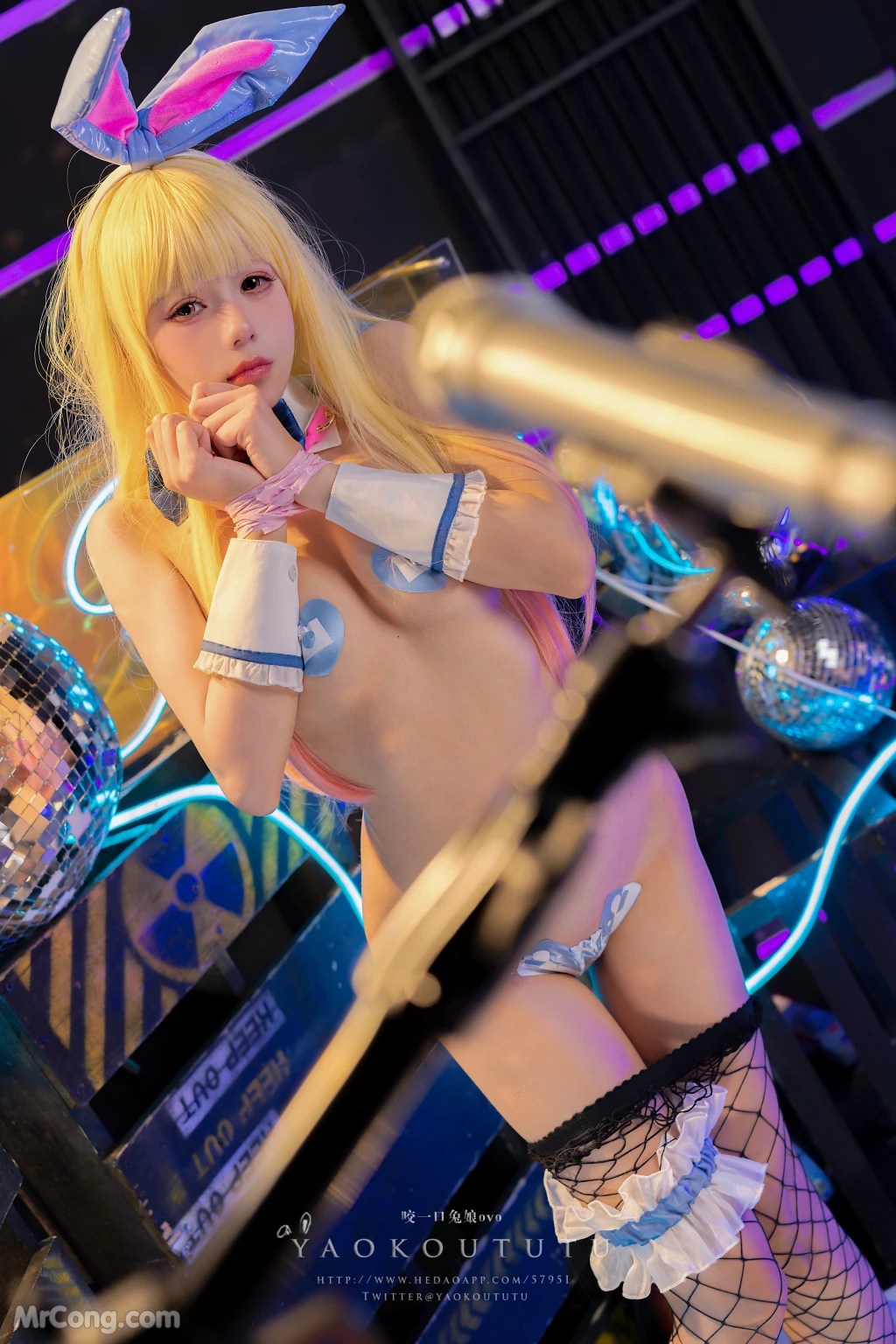 Coser@黏黏团子兔 喜多川兔女郎&Be My Poi (70 photos )