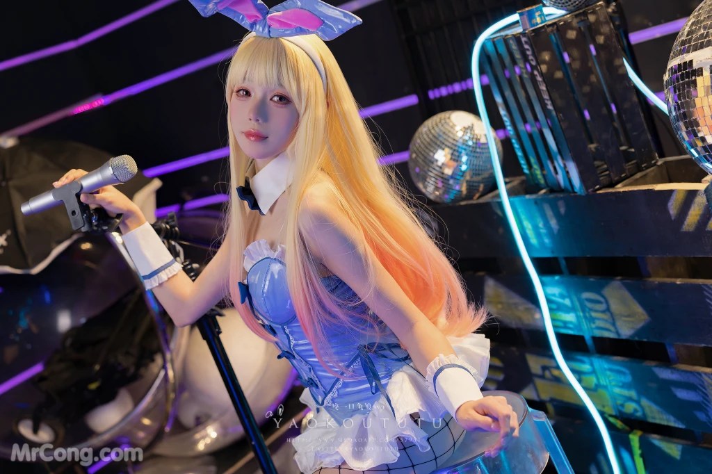 Coser@黏黏团子兔 喜多川兔女郎&Be My Poi (70 photos )