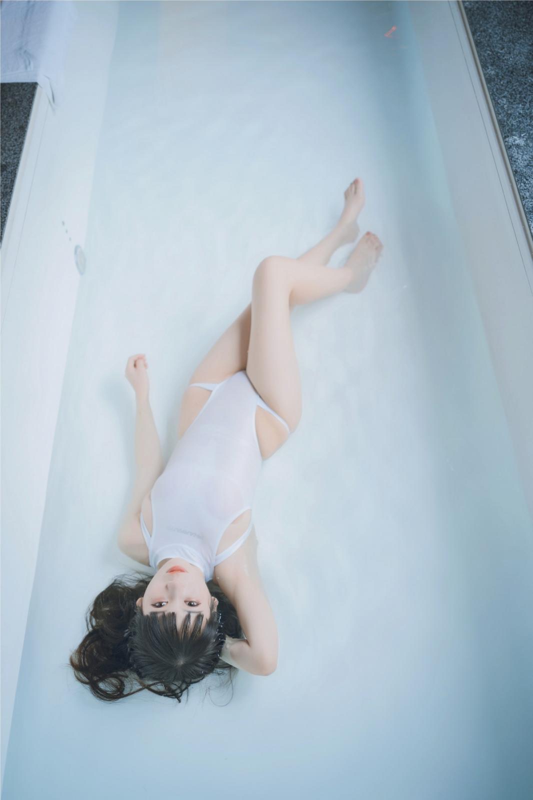网络美女Usejan白衣竞泳主题泳池性感白色连体泳衣湿身秀完美身材诱惑写真 [36P]
