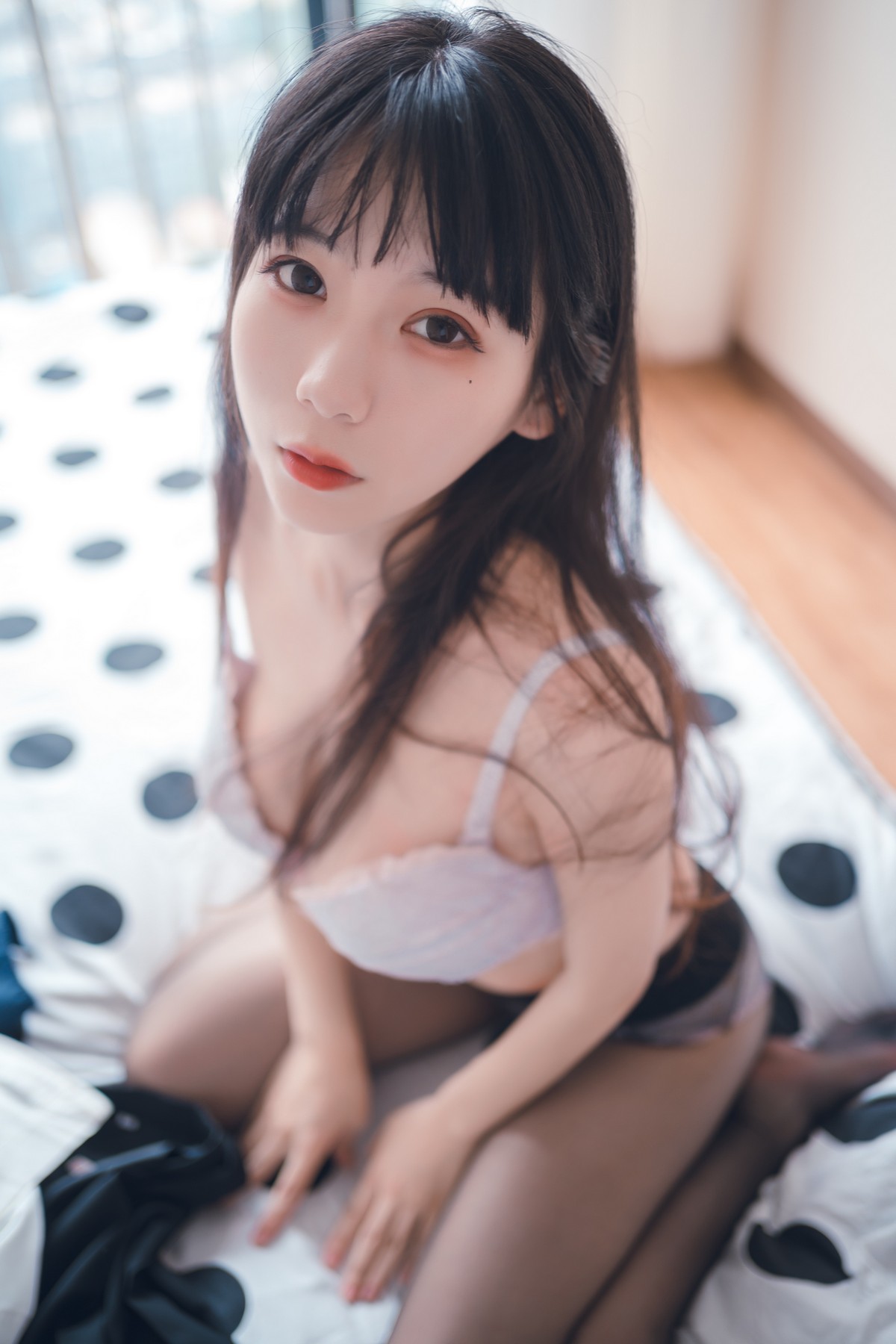 网络美女Usejan私语主题私房脱学生制服露性感蕾丝内衣配超薄黑丝诱惑写真 [50P]