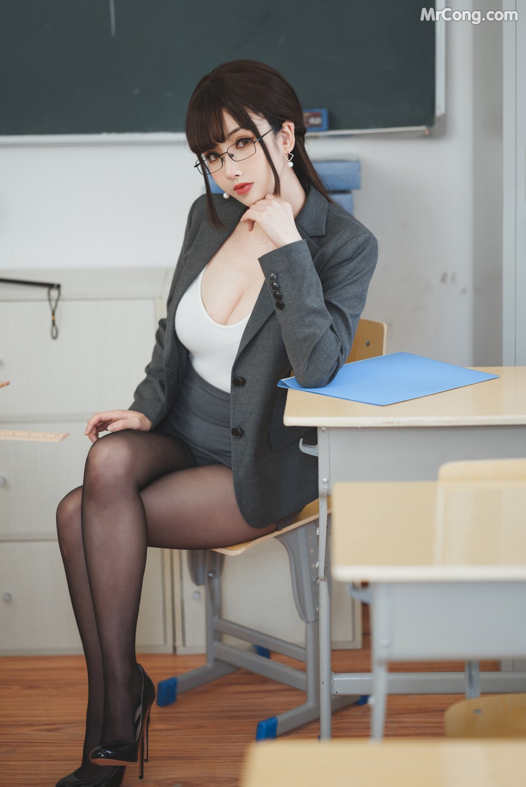 Coser@rioko凉凉子 Vol.086_ 《年上の韵》奇怪的老师 [25P]