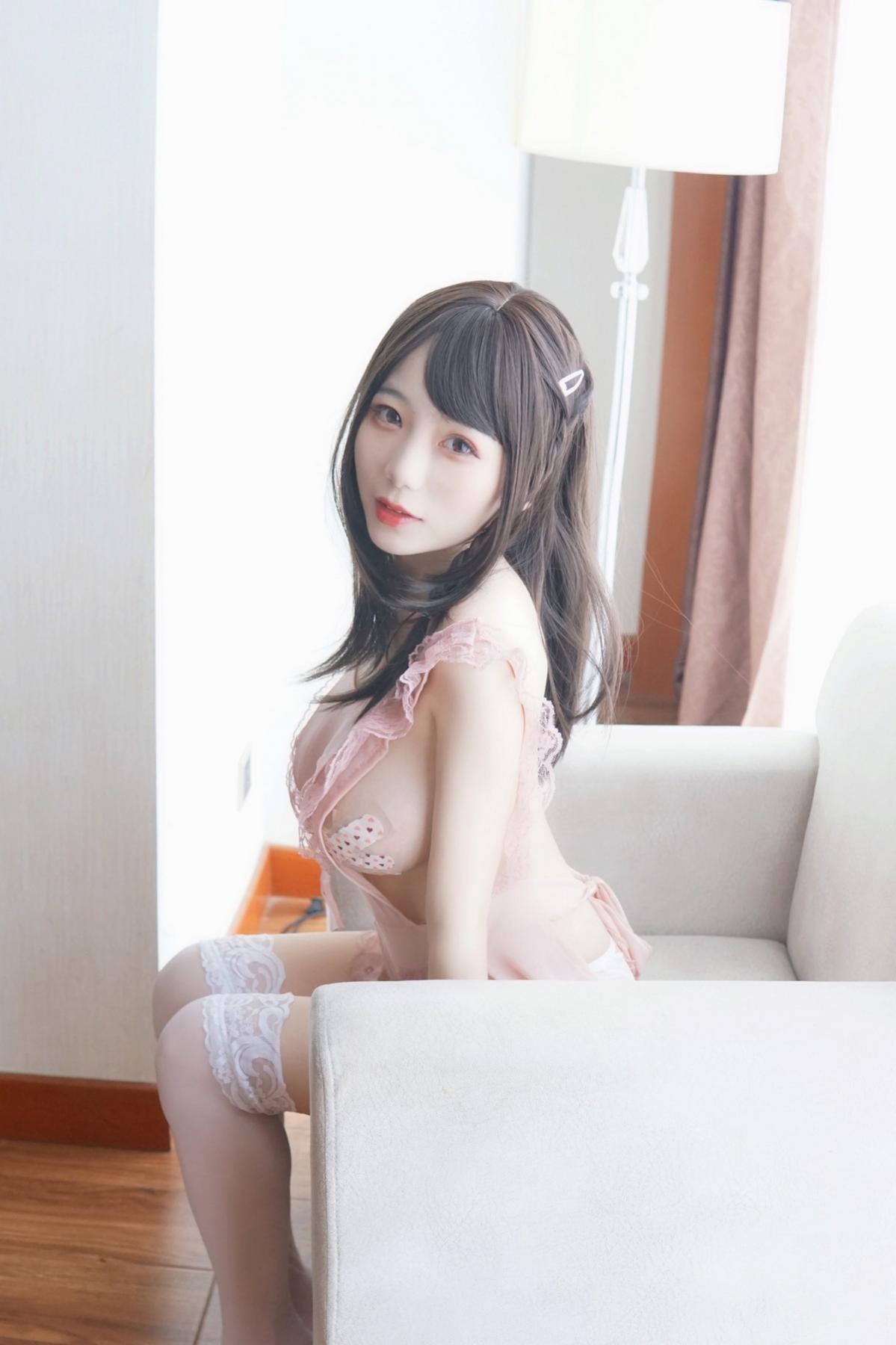 网络美女Usejan(蓝蓝)粉色创可贴主题私房粉色真空裙露傲人豪乳遮点诱惑写真 [33P]