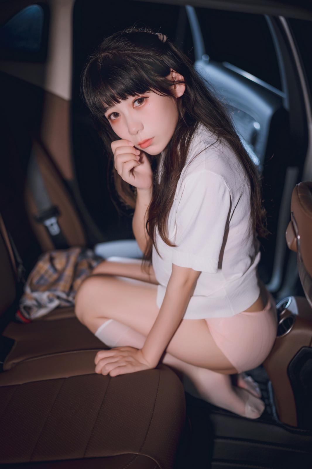 网络美女Usejan奔驰主题豪车内脱性感JK制服露粉色内衣秀完美身材诱惑写真 [40P]