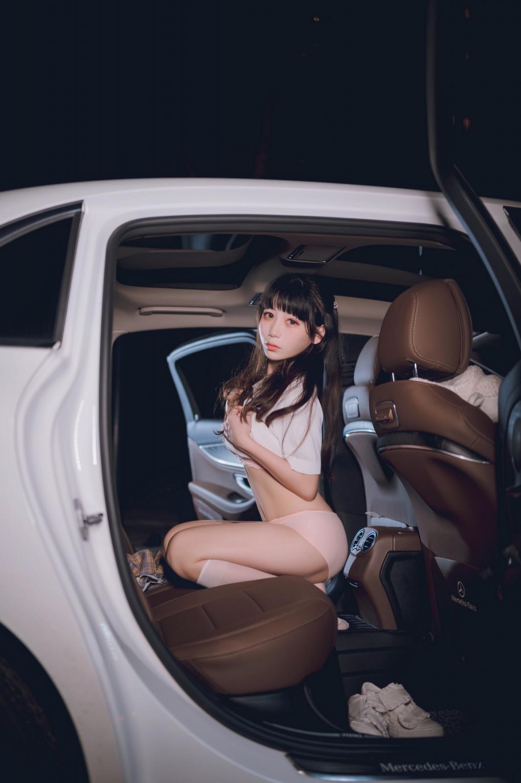 网络美女Usejan奔驰主题豪车内脱性感JK制服露粉色内衣秀完美身材诱惑写真 [40P]