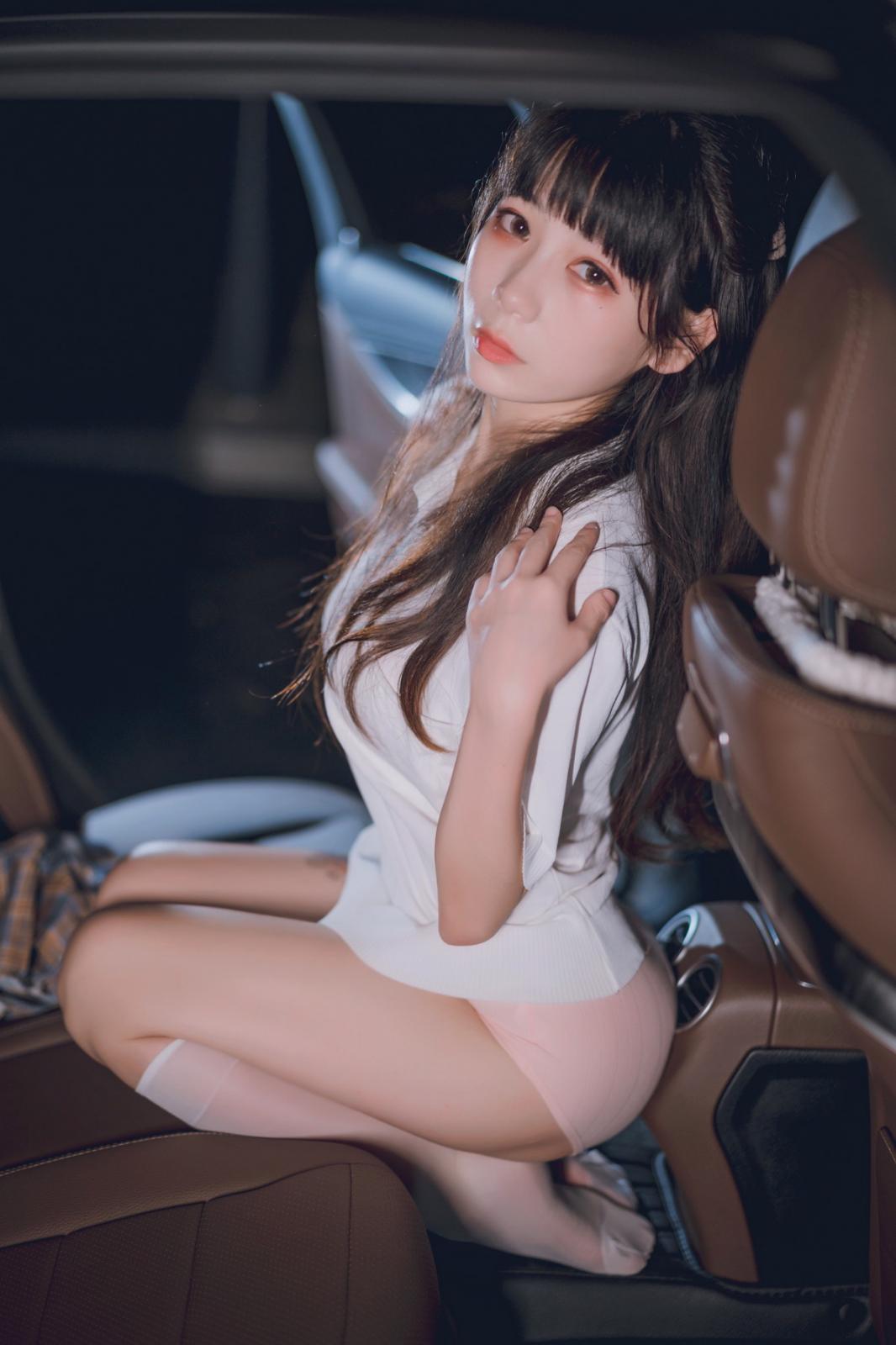 网络美女Usejan奔驰主题豪车内脱性感JK制服露粉色内衣秀完美身材诱惑写真 [40P]