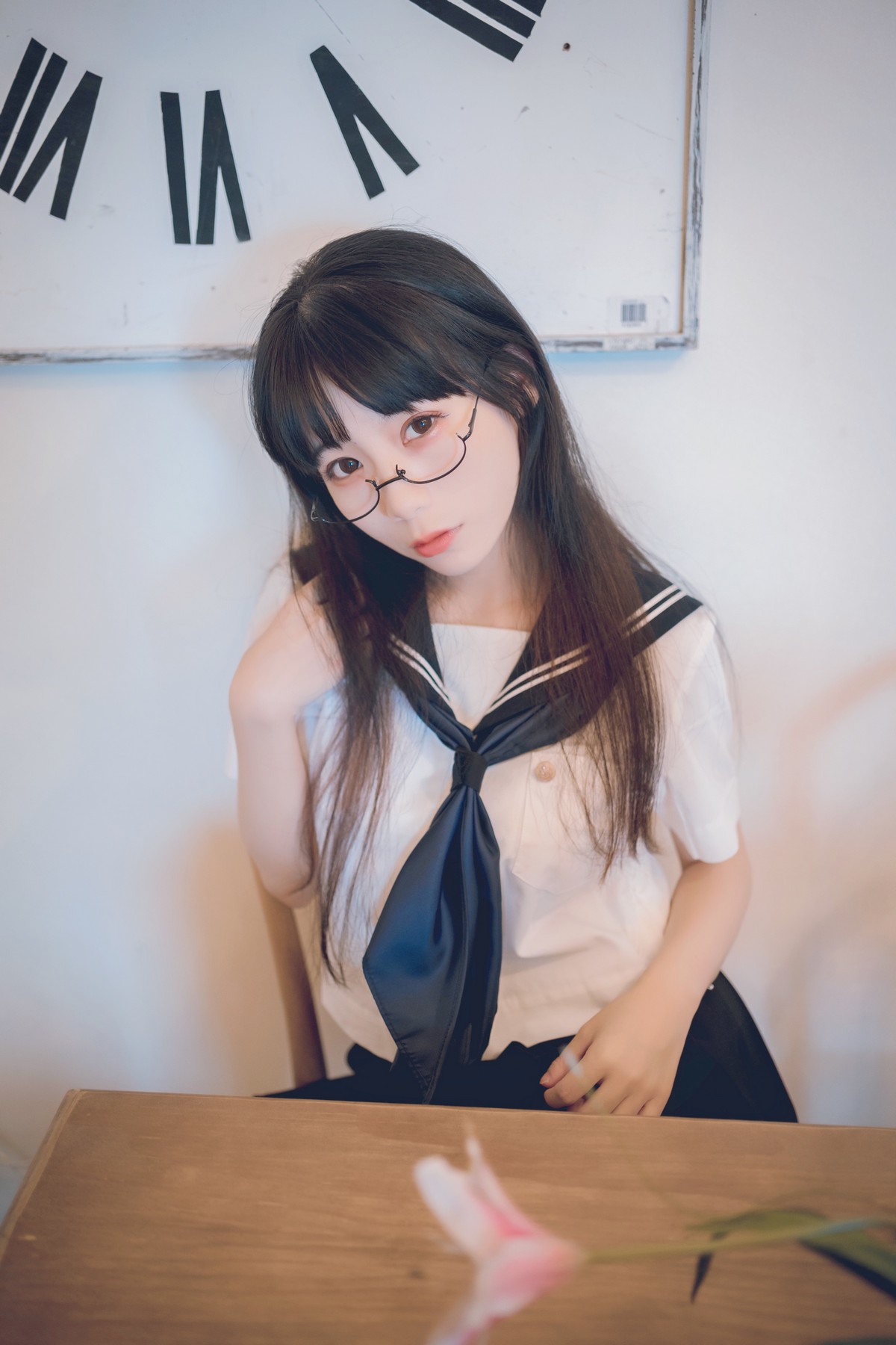网络美女Usejan私语主题私房脱学生制服露性感蕾丝内衣配超薄黑丝诱惑写真 [50P]