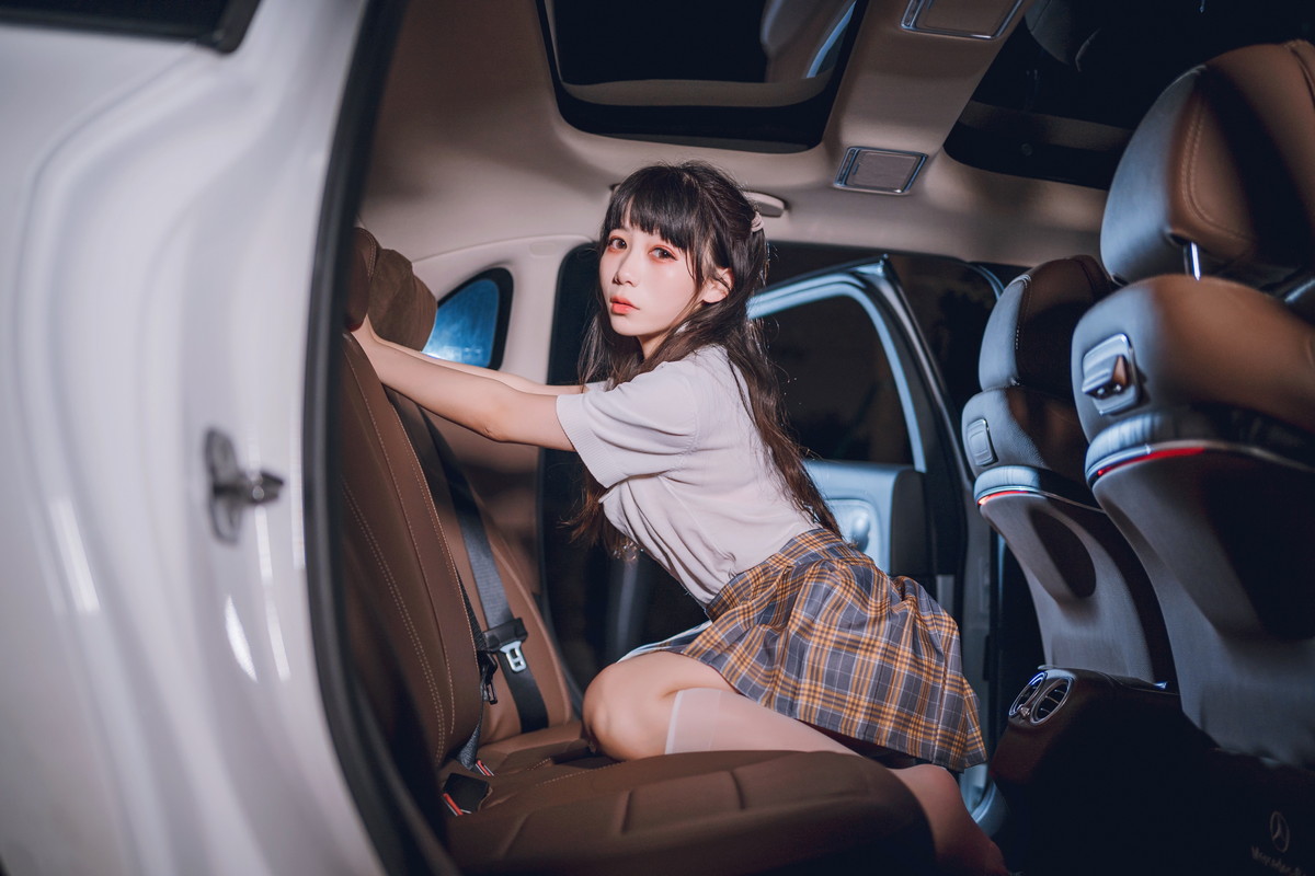 网络美女Usejan奔驰主题豪车内脱性感JK制服露粉色内衣秀完美身材诱惑写真 [40P]