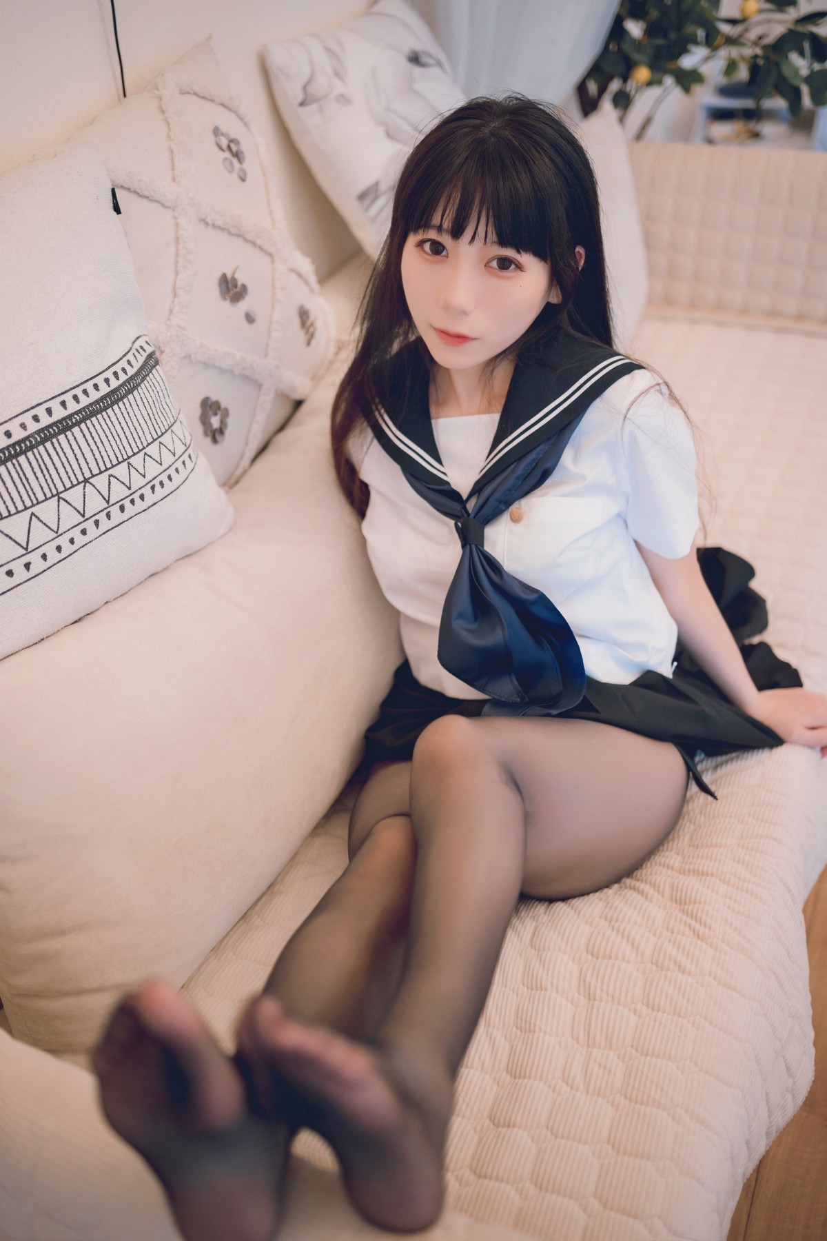 网络美女Usejan私语主题私房脱学生制服露性感蕾丝内衣配超薄黑丝诱惑写真 [50P]