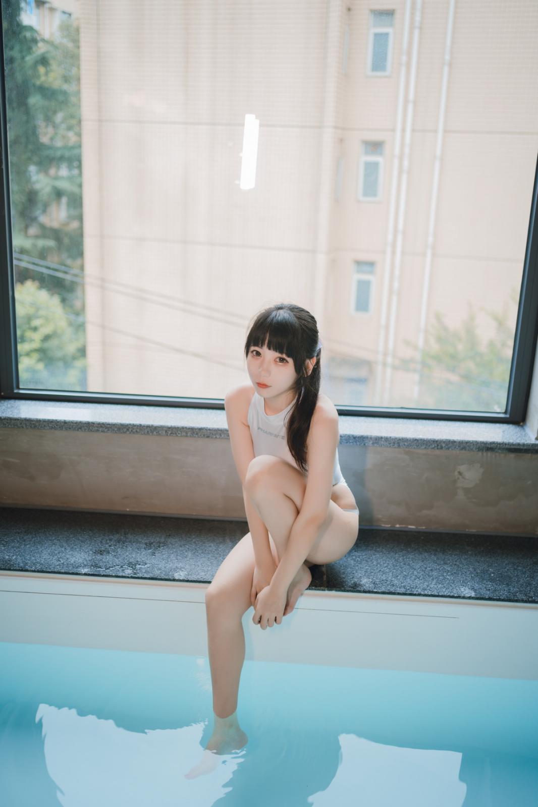 网络美女Usejan白衣竞泳主题泳池性感白色连体泳衣湿身秀完美身材诱惑写真 [36P]