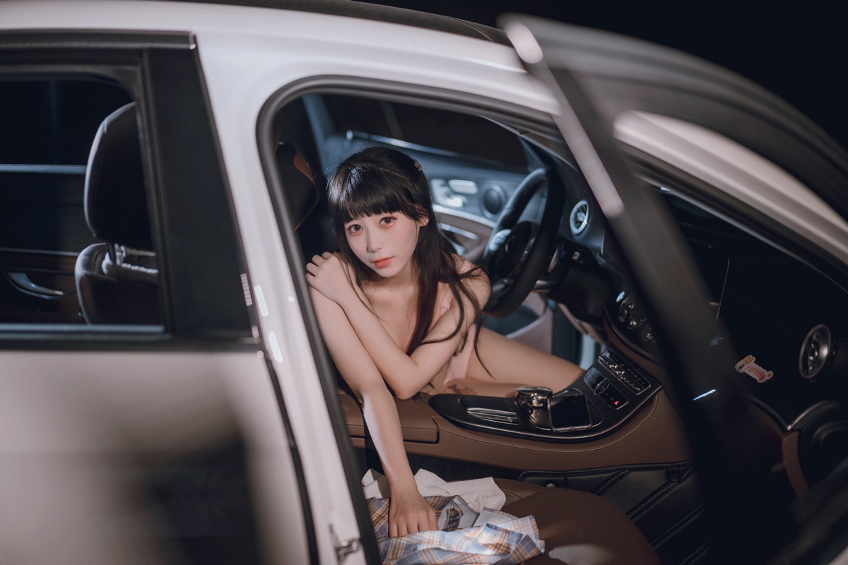 网络美女Usejan奔驰主题豪车内脱性感JK制服露粉色内衣秀完美身材诱惑写真 [40P]