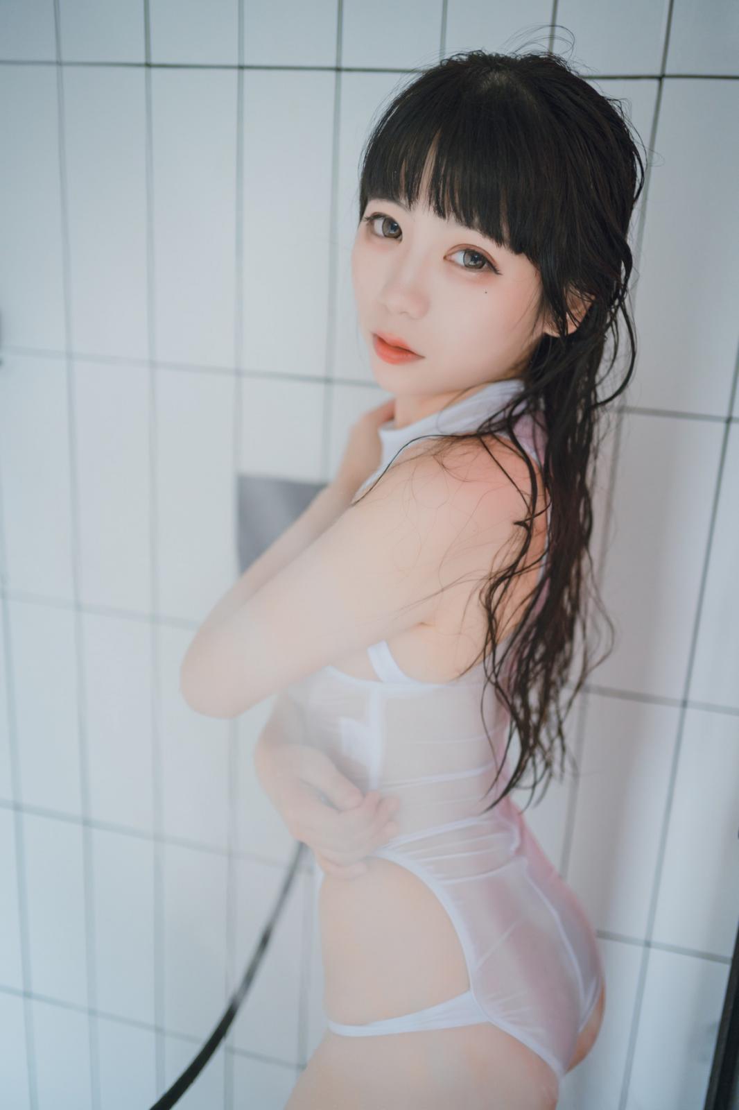 网络美女Usejan白衣竞泳主题泳池性感白色连体泳衣湿身秀完美身材诱惑写真 [36P]