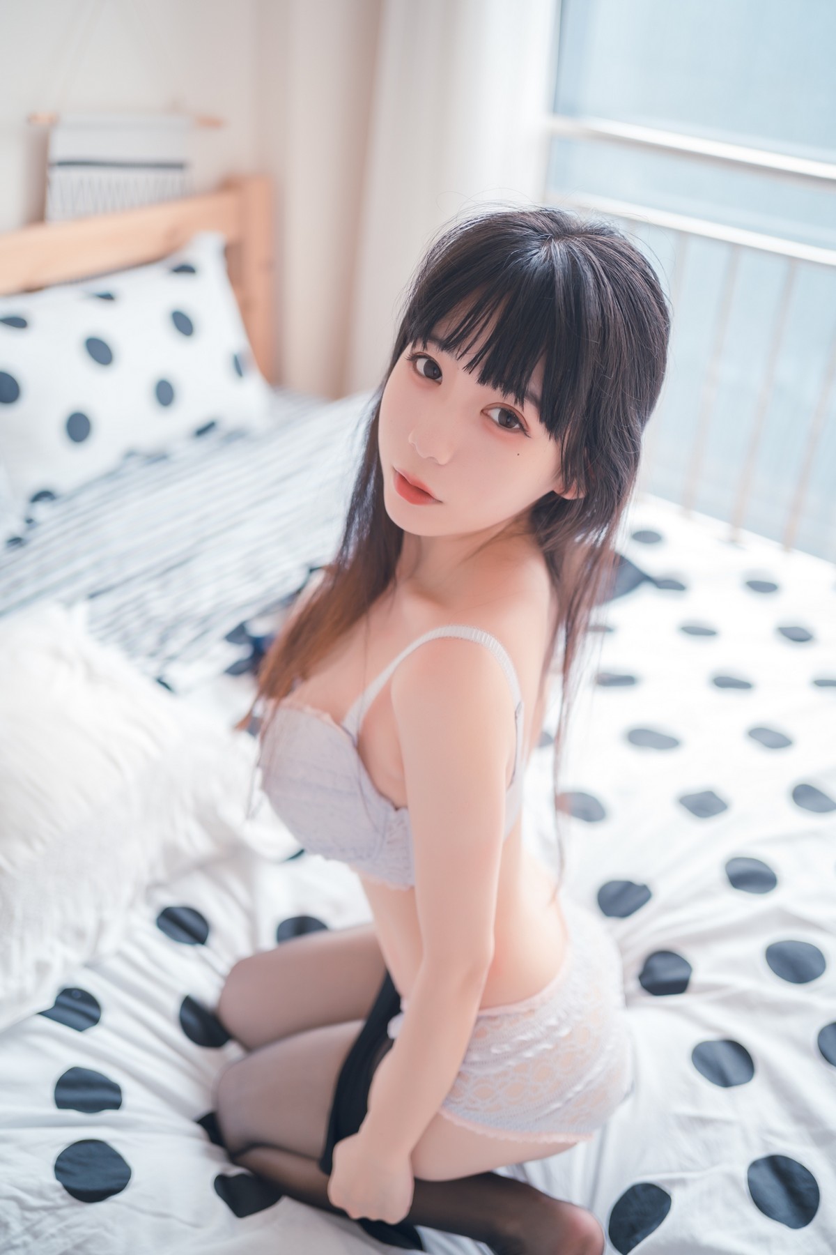 网络美女Usejan私语主题私房脱学生制服露性感蕾丝内衣配超薄黑丝诱惑写真 [50P]