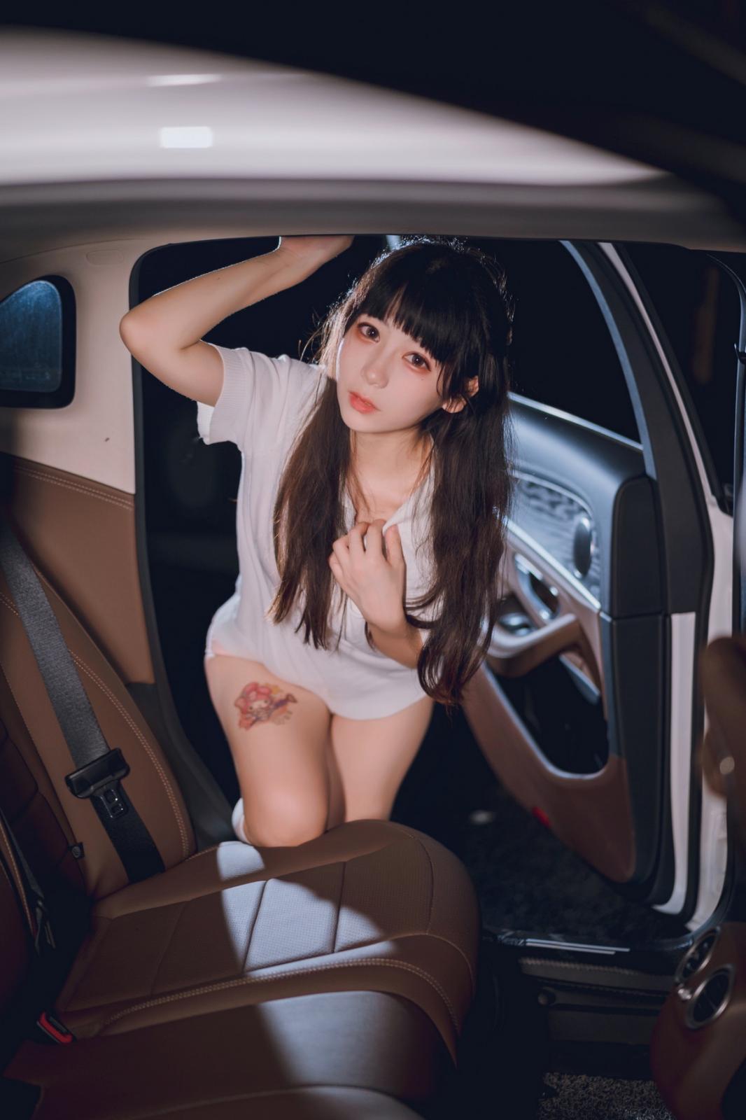 网络美女Usejan奔驰主题豪车内脱性感JK制服露粉色内衣秀完美身材诱惑写真 [40P]