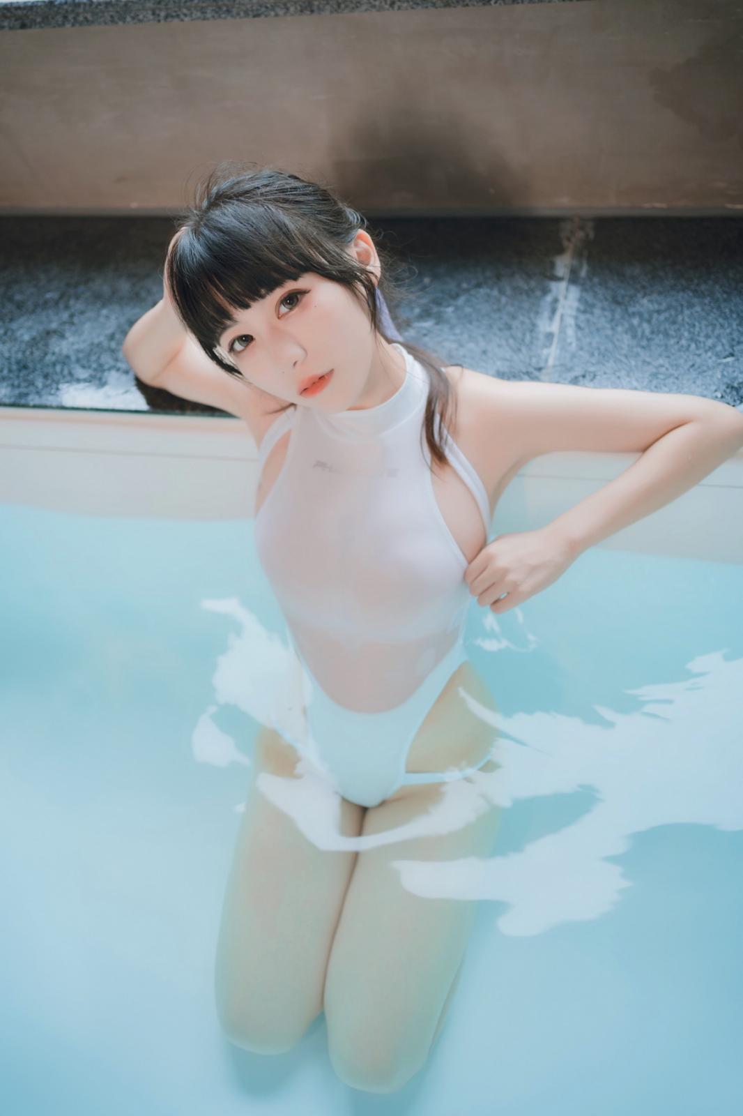 网络美女Usejan白衣竞泳主题泳池性感白色连体泳衣湿身秀完美身材诱惑写真 [36P]