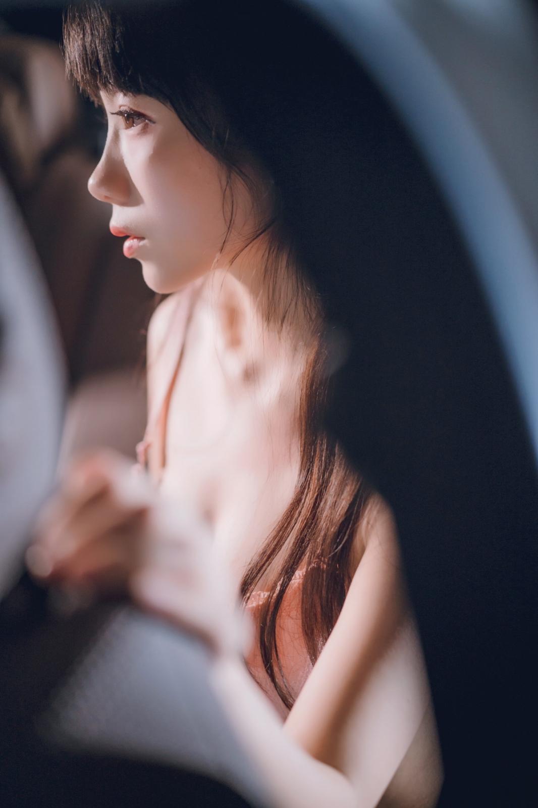 网络美女Usejan奔驰主题豪车内脱性感JK制服露粉色内衣秀完美身材诱惑写真 [40P]