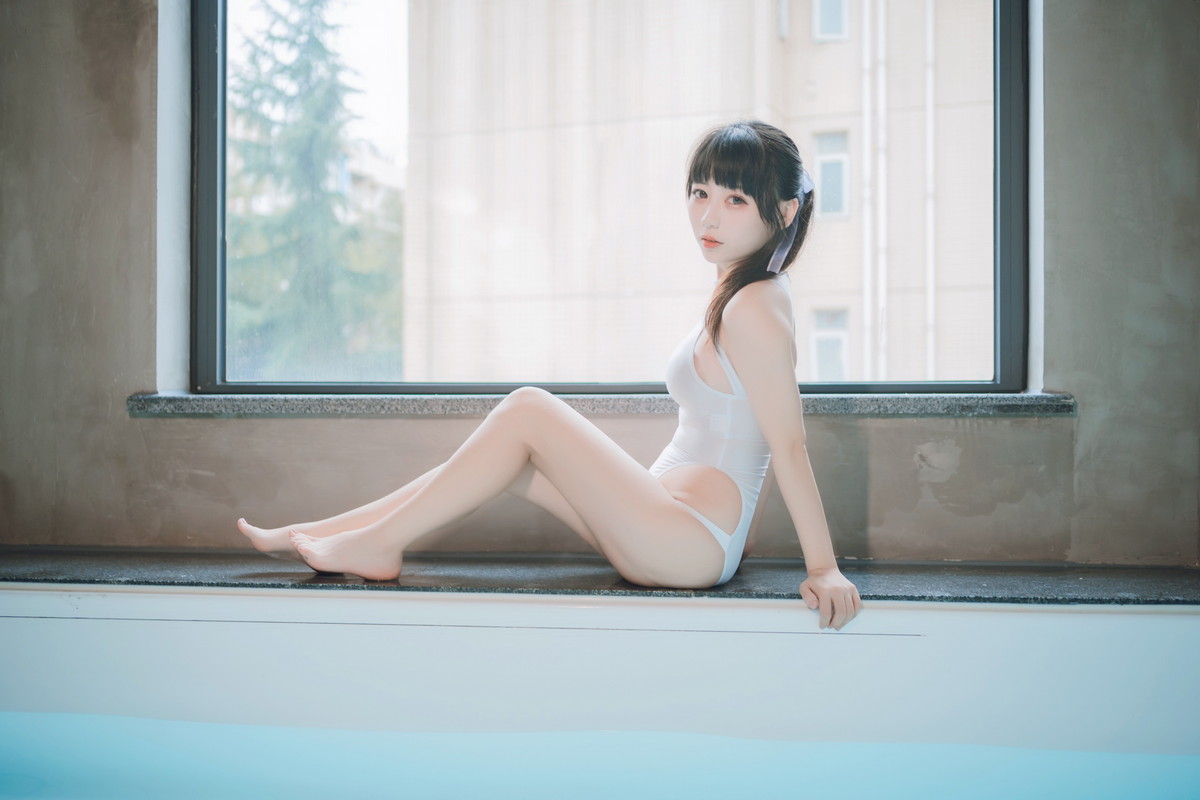 网络美女Usejan白衣竞泳主题泳池性感白色连体泳衣湿身秀完美身材诱惑写真 [36P]
