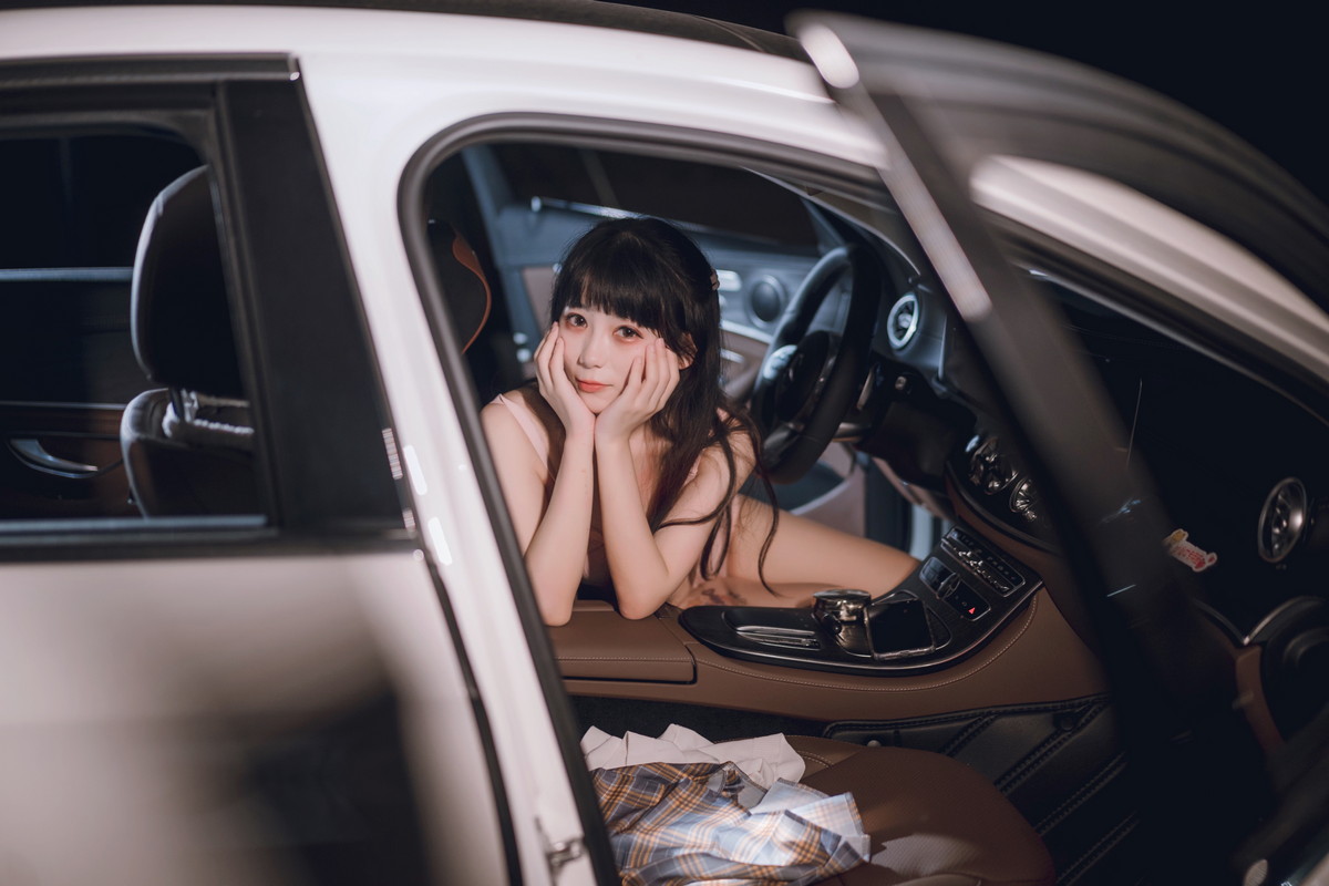 网络美女Usejan奔驰主题豪车内脱性感JK制服露粉色内衣秀完美身材诱惑写真 [40P]