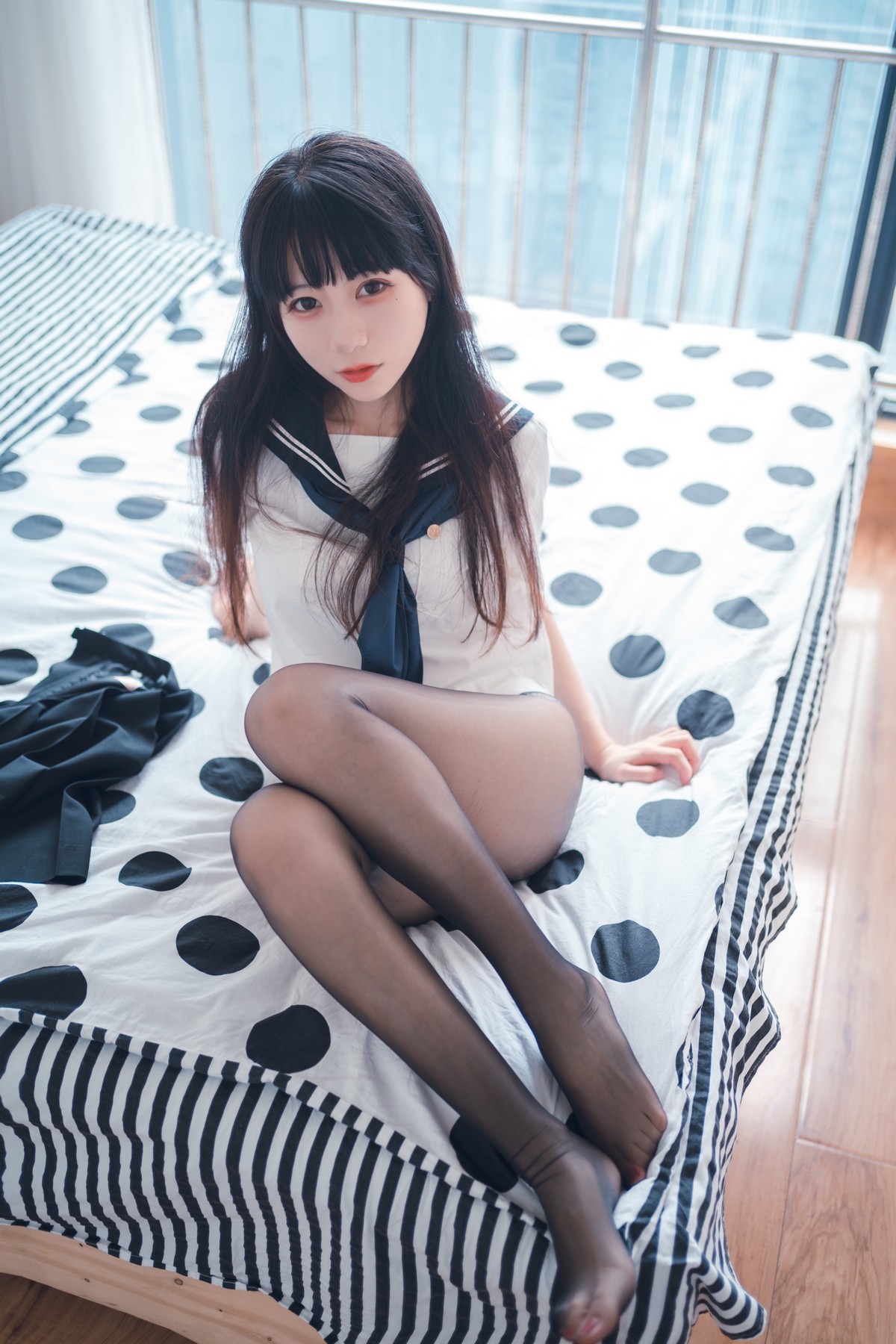 网络美女Usejan私语主题私房脱学生制服露性感蕾丝内衣配超薄黑丝诱惑写真 [50P]