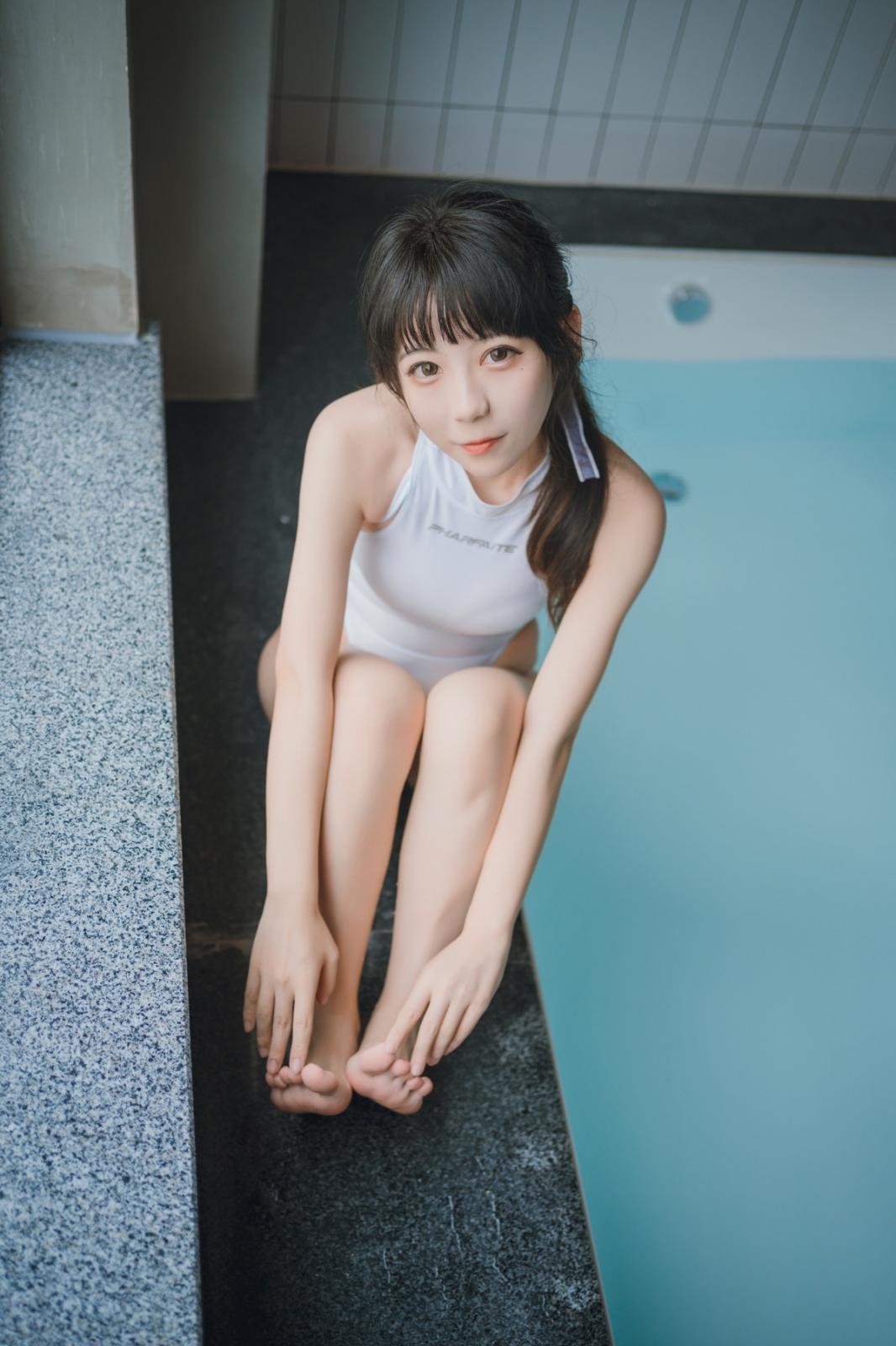 网络美女Usejan白衣竞泳主题泳池性感白色连体泳衣湿身秀完美身材诱惑写真 [36P]