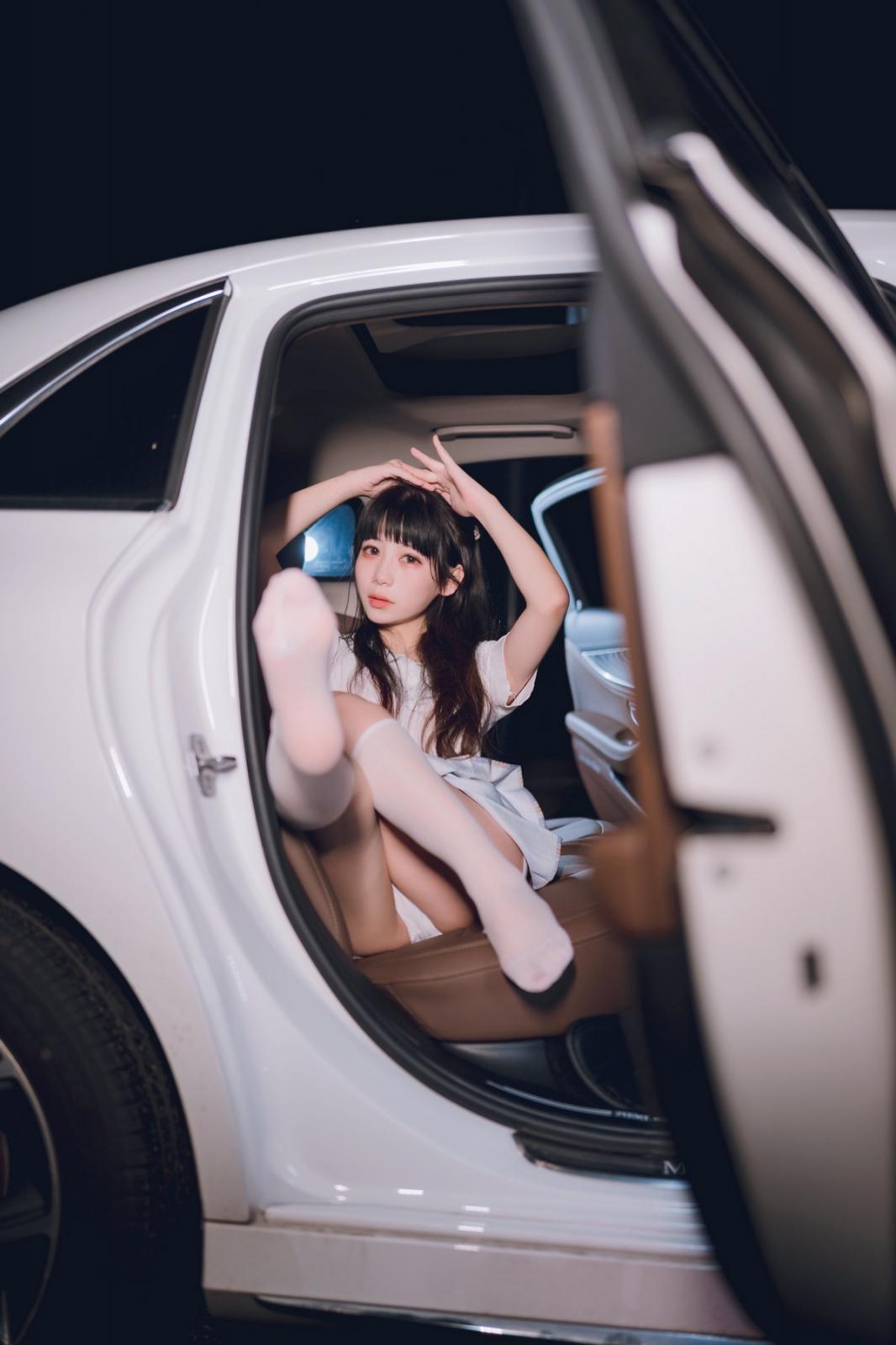 网络美女Usejan奔驰主题豪车内脱性感JK制服露粉色内衣秀完美身材诱惑写真 [40P]