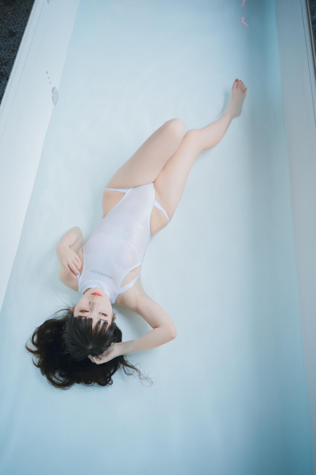 网络美女Usejan白衣竞泳主题泳池性感白色连体泳衣湿身秀完美身材诱惑写真 [36P]